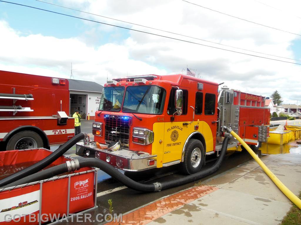 Three, 6-inch suction lines helped this pumper produce a 2200 gpm flow from a 6-dump tank set-up.